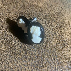 Vintage cameo screw on earrings